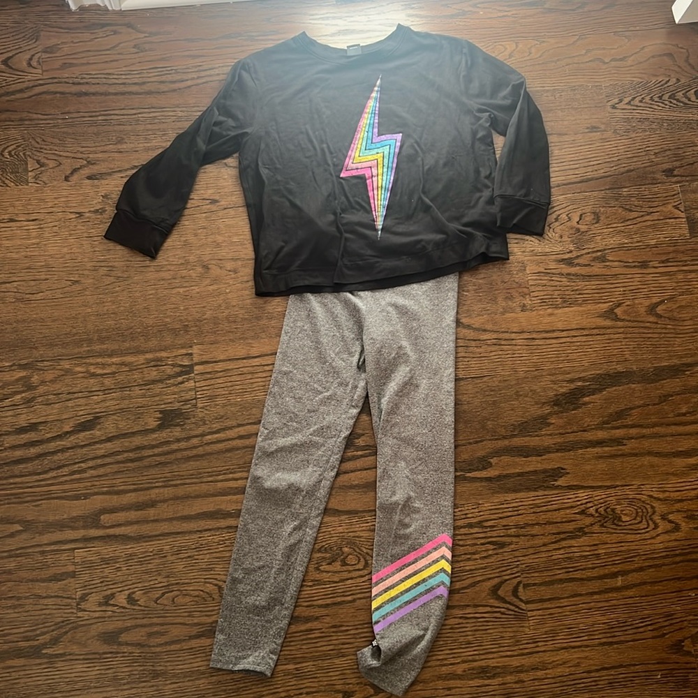 Very soft coordinating set. Size 9/10 but more like 8/9